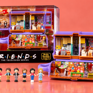 Il cofanetto Friends x Polly Pocket costa 35,99€ e riunisce i sei amici