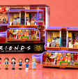 Il cofanetto Friends x Polly Pocket costa 35,99€ e riunisce i sei amici