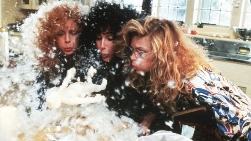 Le streghe di Eastwick stasera su TwentySeven: trama, cast e streaming