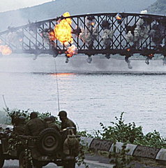 Copertina di Il ponte di Remagen, stasera in tv su Rai Movie: trama, cast e streaming