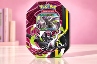 Copertina di Pokémon Mega Darkrai-ex, la carta olografica è nel box da 23,35€