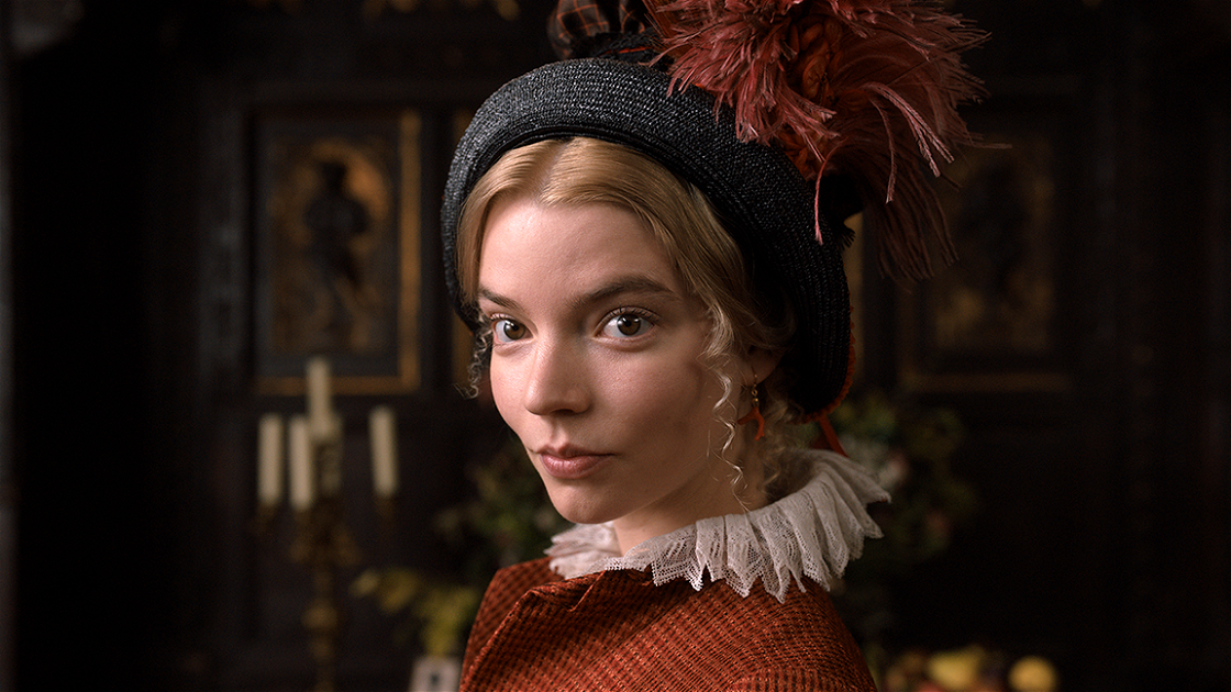 Copertina di Emma di Jane Austen torna al cinema tra edonismo e acuta ironia dai toni pastello: la recensione