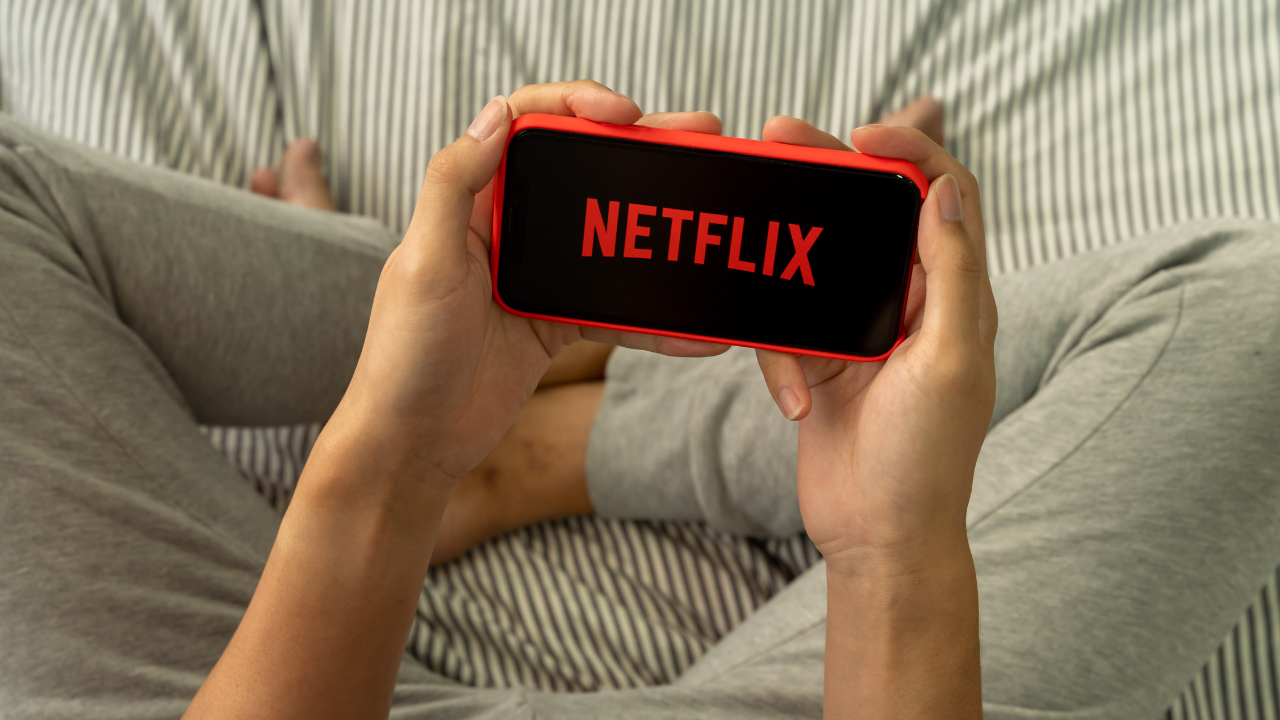 Immagine di Netflix, nuove regole su censura e spese per i dipendenti