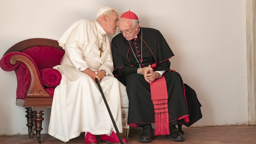 Copertina di I due papi, il trailer: Anthony Hopkins è Papa Benedetto XVI e Jonathan Pryce è Papa Francesco