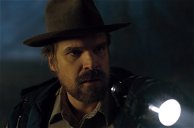Copertina di Stranger Things 4: Hopper è vivo, le teorie dei fan sul suo ritorno
