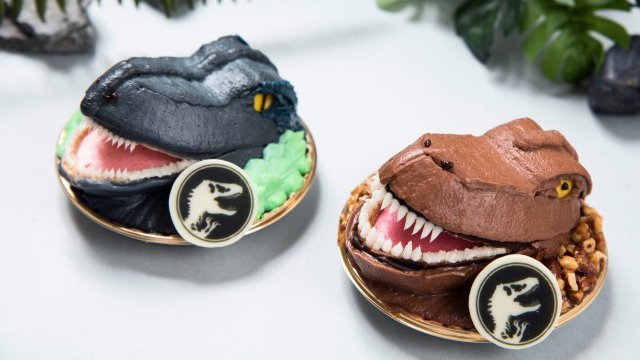 Copertina di Il Jurassic World Café apre a Tokyo, con appetitose specialità giurassiche