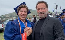Copertina di Arnold Schwarzenegger celebra la laurea del figlio Joseph Baena