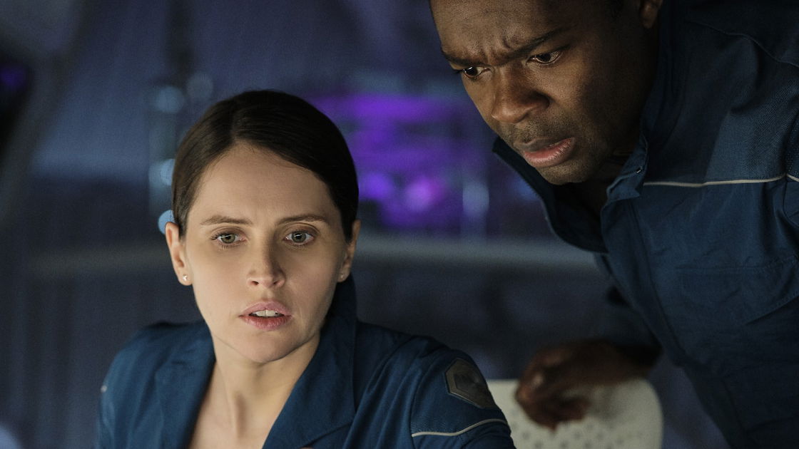Copertina di The Midnight Sky: il trailer finale mostra il disperato tentativo di stabilire un contatto tra la Terra e lo spazio