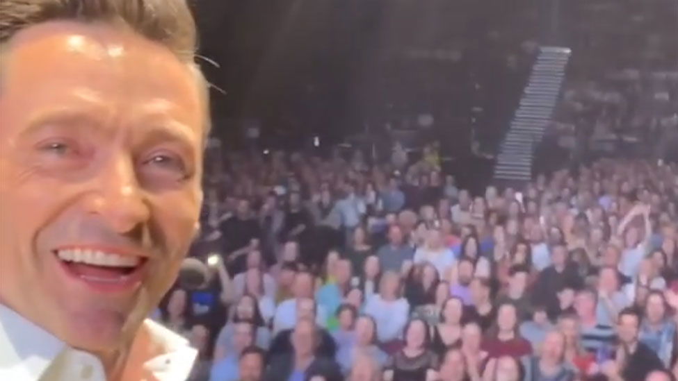Copertina di Hugh Jackman dirige un immenso coro di buon compleanno per gli 80 anni di Ian McKellen