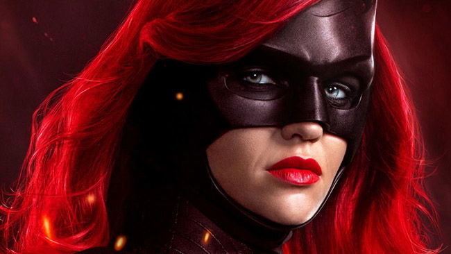 Copertina di Batwoman fa coming out e lo annuncia a tutta Gotham City