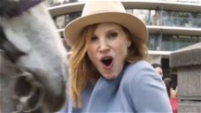 Copertina di Jessica Chastain ironizza sul cavallo che le ha morso il seno [VIDEO]