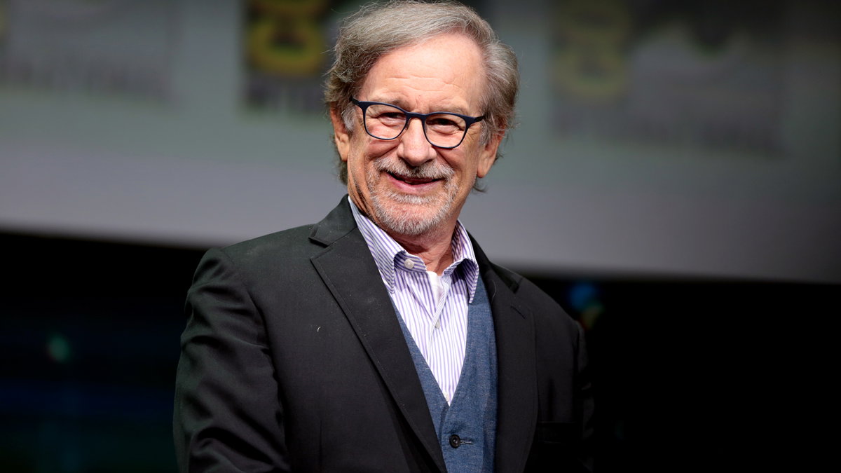Immagine di Steven Spielberg a Napoli mangia "la pizza più grande mai vista"