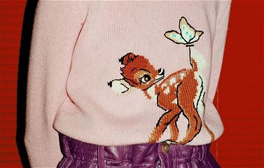 Copertina di Disney x Miu Miu: i maglioni di Bambi e Alice arrivano giusto in tempo per Natale