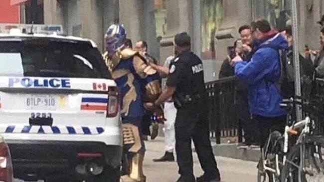 Copertina di Avengers: Infinity War, Thanos arrestato a Toronto: la foto virale (e com'è andata davvero)