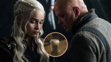 Copertina di Game of Thrones e il bicchiere di caffé: Emilia Clarke punta il dito contro Varys