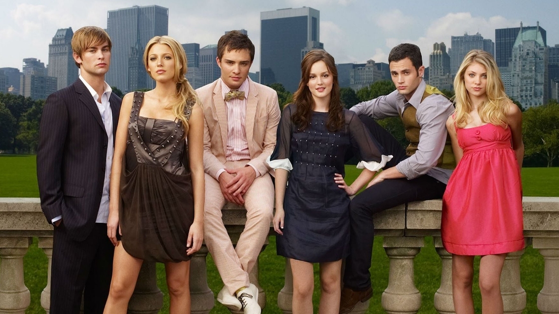 Copertina di Gossip Girl: perché l'identità del blogger misterioso non ha senso