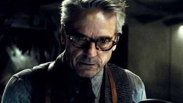 Copertina di Jeremy Irons sarà Ozymandias in Watchmen: le novità sulla serie HBO