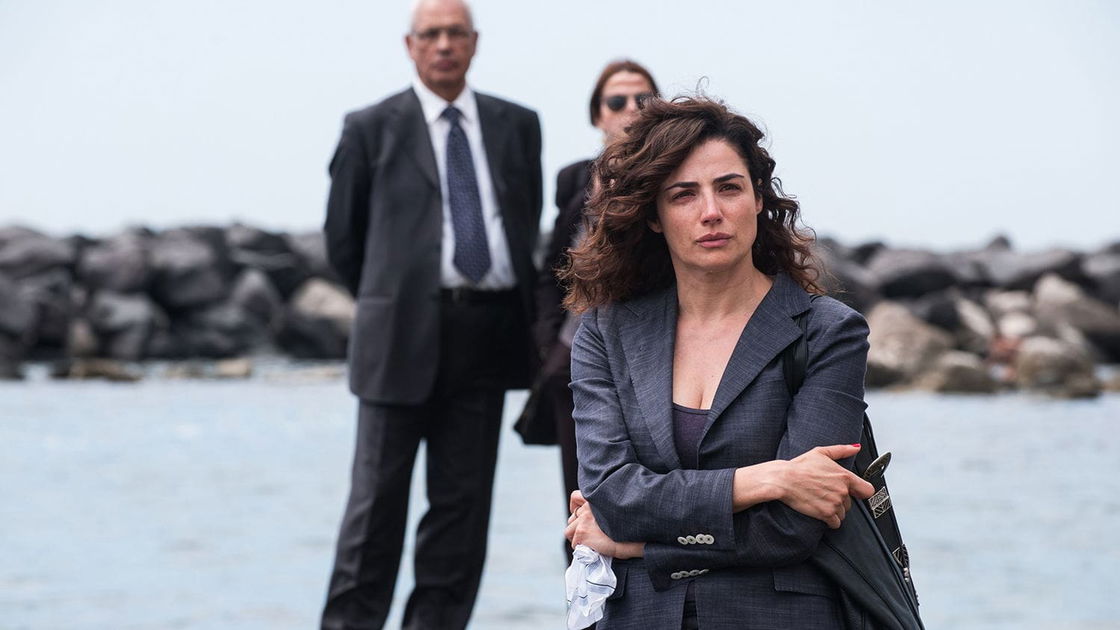 Copertina di La tensione del thriller, il fuoco della passione: la recensione di Napoli Velata