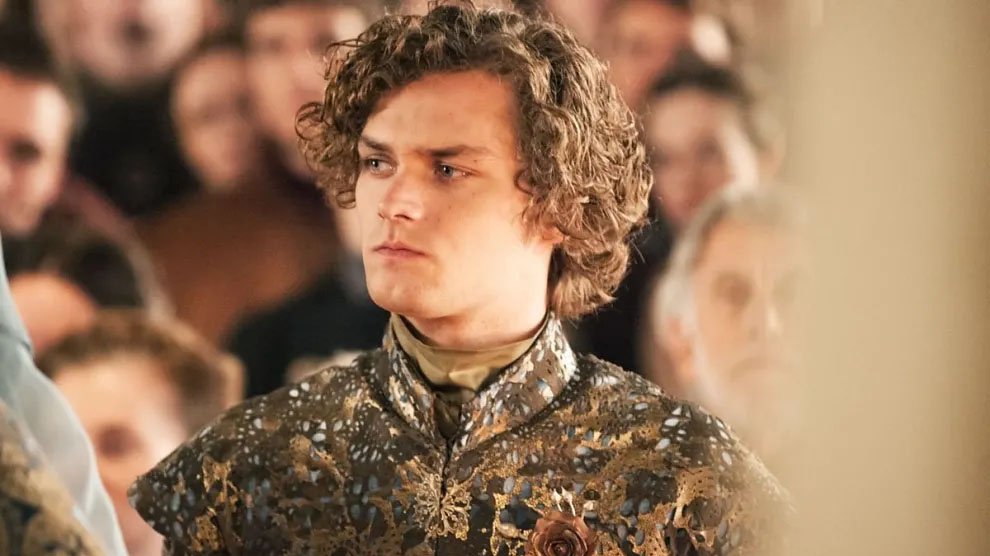 Copertina di Finn Jones (Loras Tyrell) aveva indovinato la fine di Game of Thrones... nel 2015
