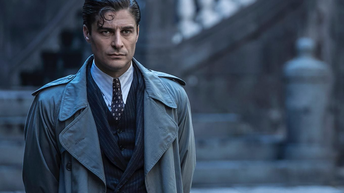 Copertina di Il Commissario Ricciardi: cosa succede nel sesto e ultimo episodio della serie Rai