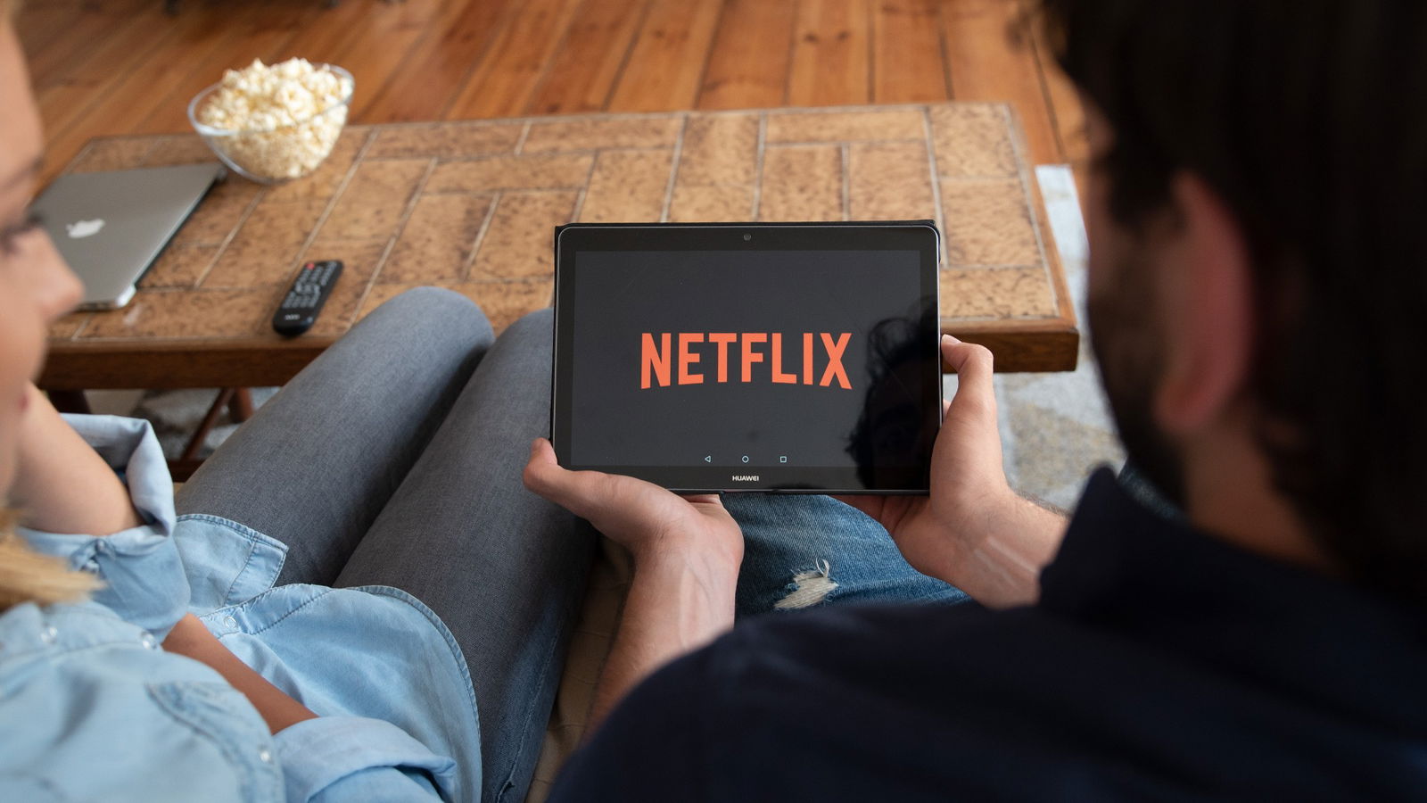 Immagine di Netflix, condivisione password: le nuove regole