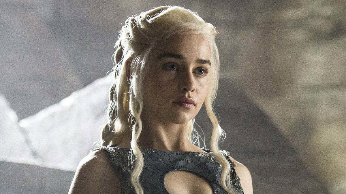 Immagine di "Bassa e tozza": Emilia Clarke insultata in diretta TV