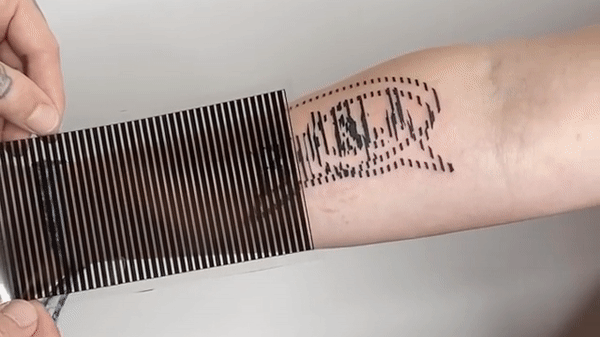 Copertina di Ecco i Motion Tattoo, tatuaggi olografici che danno all'immagine un effetto movimento