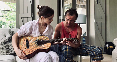 Copertina di Tom Felton insegna a Emma Watson a suonare la chitarra: la foto della mini-reunion di Harry Potter