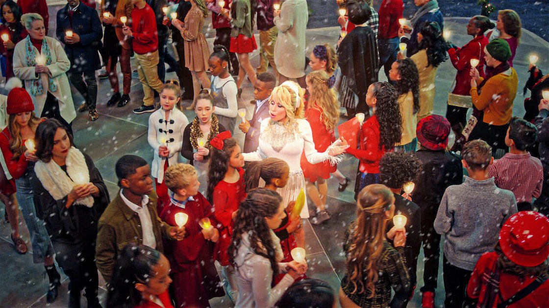 Copertina di Natale in Città con Dolly Parton: trailer, trama e cast del nuovo musical natalizio