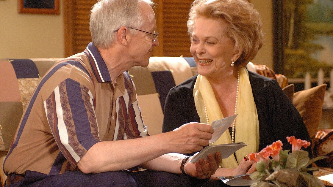Copertina di È morta Shirley Douglas: l'attrice e madre di Kiefer Sutherland si è spenta a 86 anni
