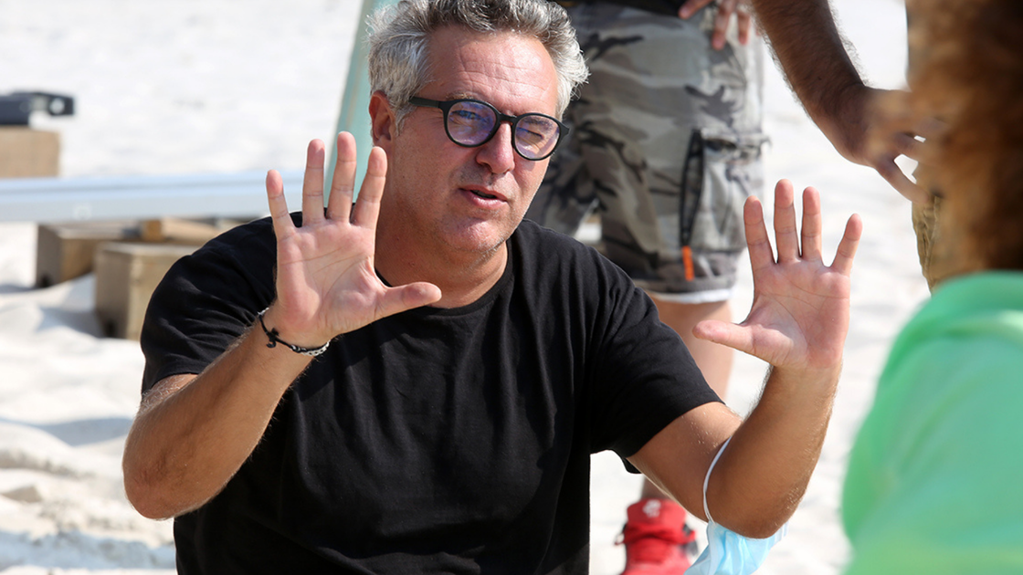 Copertina di Rocco Schiavone con cappotto e mascherina: Simone Spada racconta le sfide della stagione 4, girata nell'estate della pandemia