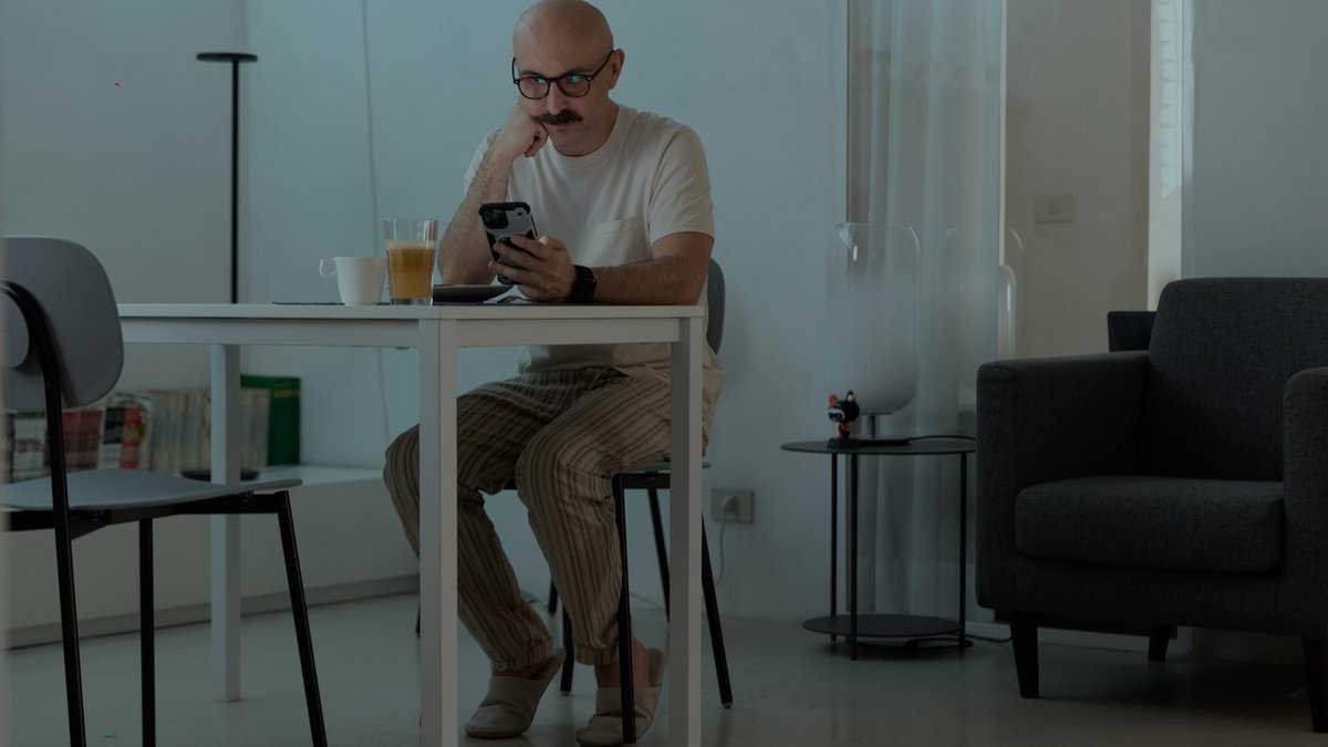Immagine di Il Migliore dei Mondi, recensione: Maccio Capatonda e l'alienazione tecnologica odierna