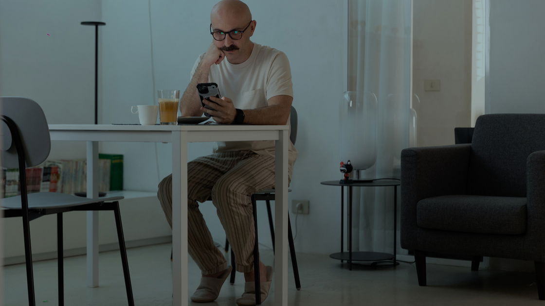 Copertina di Il Migliore dei Mondi, recensione: Maccio Capatonda e l'alienazione tecnologica odierna