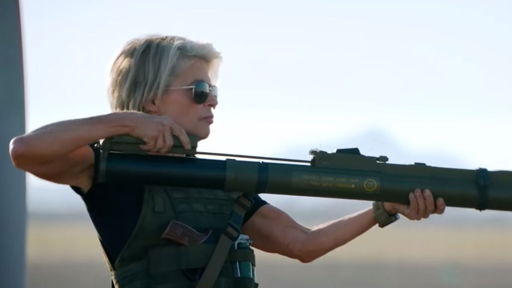 Copertina di Terminator: Destino Oscuro, una clip con Sarah Connor in azione
