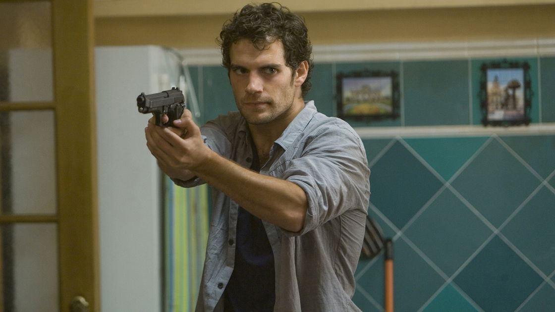 Copertina di La fredda luce del giorno: trama e finale del thriller con Henry Cavill