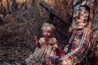 Copertina di Papà e figlioletta di un anno in un photoshoot di Halloween a tema zombie/horror