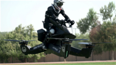Copertina di La polizia di Dubai addestra i suoi agenti a guidare vere moto volanti