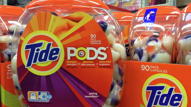 Copertina di Tide Pods Challenge, masticare le capsule di detersivo è la nuova (e pericolosa) sfida nata sul web
