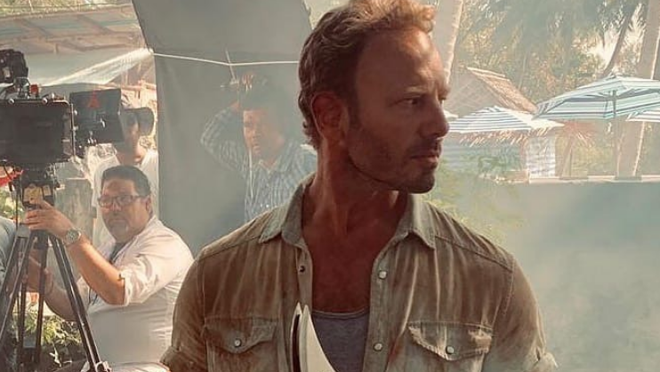 Copertina di Dopo Sharknado, Ian Ziering combatterà uno tsunami di zombie venuti dal mare