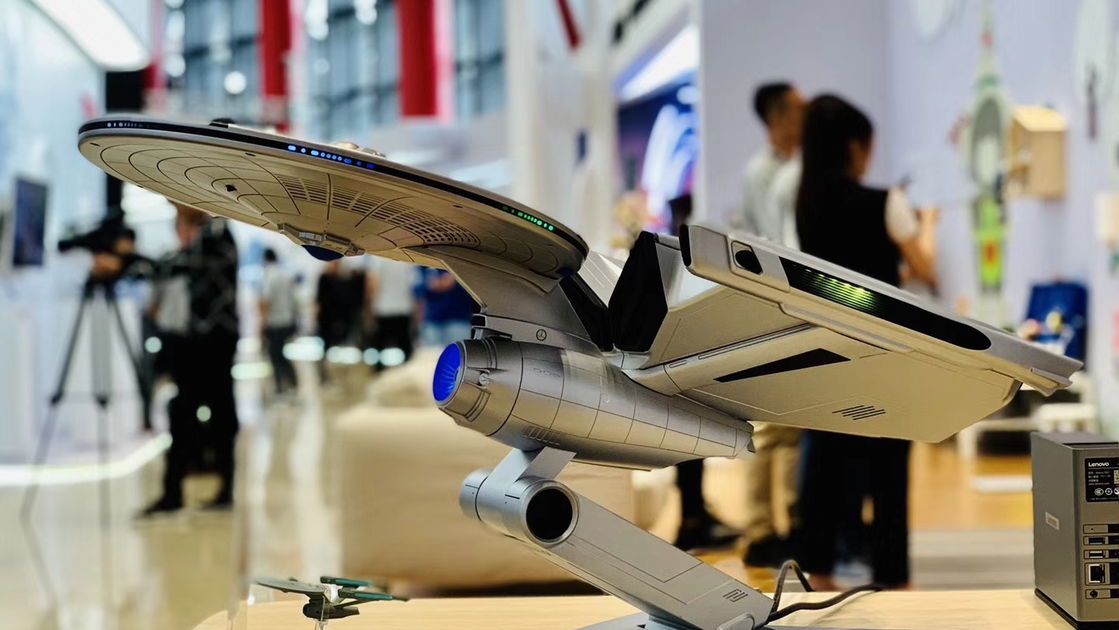 Copertina di L'Enterprise di Star Trek diventa un PC targato Lenovo