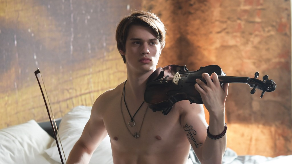 Copertina di Nicholas Galitzine sarà il Principe in Cenerentola con Camila Cabello