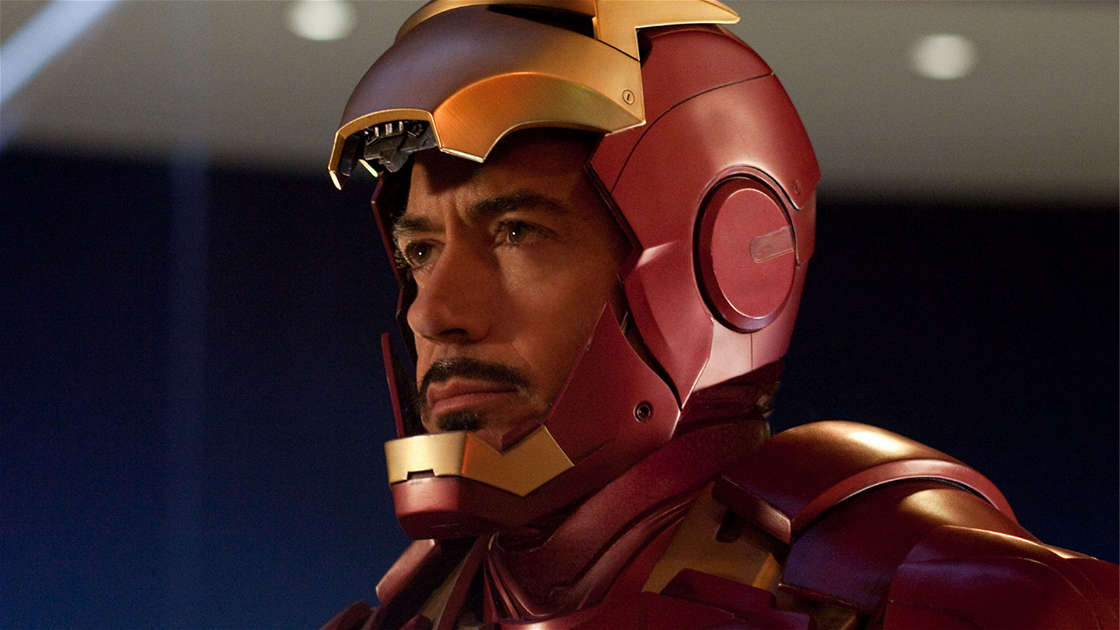 Copertina di Robert Downey Jr. prova per la prima volta l'elmetto di Iron Man: la foto torna a conquistare i fan