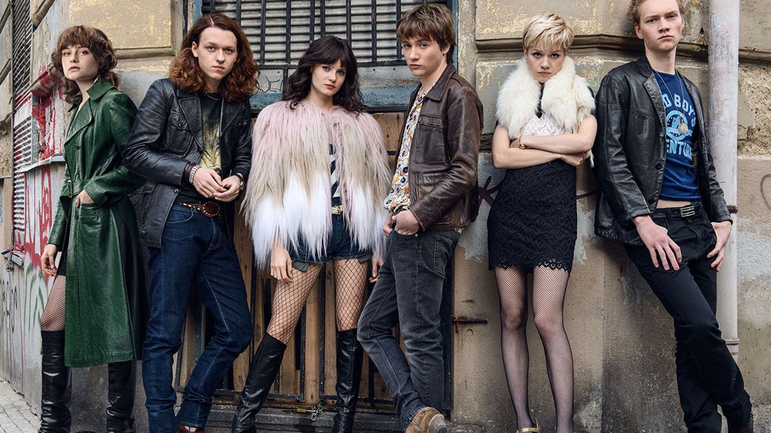 Copertina di Noi, i ragazzi dello zoo di Berlino: cast della serie Amazon e prima foto