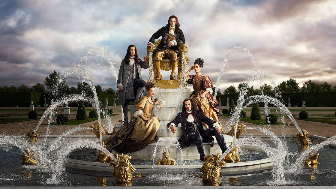 Copertina di Versailles vietata, come vederla: programmazione, parental control e streaming della provocatoria serie sul Re Sole