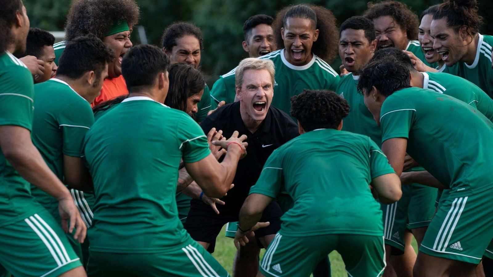 Immagine di Michael Fassbender allenatore di calcio nel nuovo film di Taika Waititi [TRAILER]