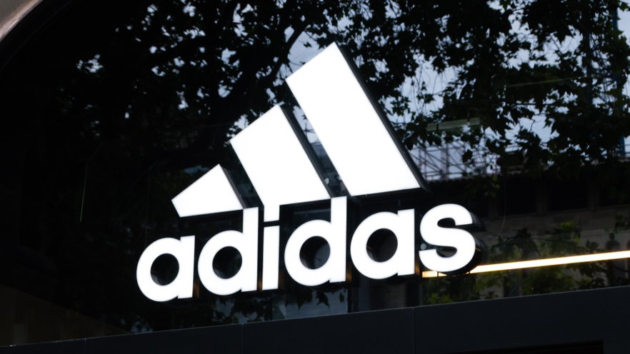 Adidas, in arrivo la serie TV sulla storia del brand e del suo fondatore