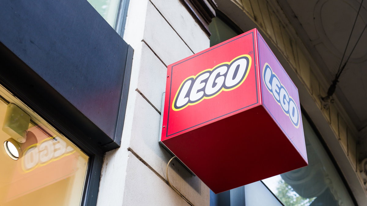 Immagine di LEGO celebra l'apertura del 1000° negozio con un enorme Baby Yoda [VIDEO]