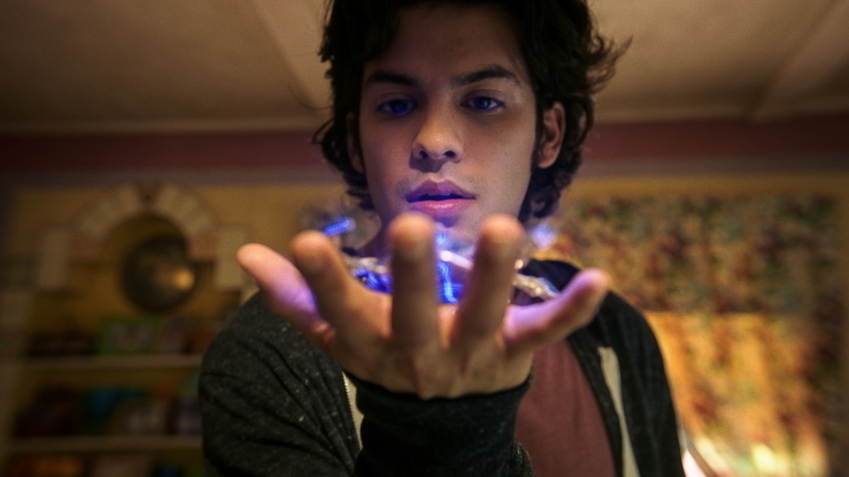 Immagine di Nel trailer finale italiano di Blue Beetle si scatenano i poteri dello Scarabeo