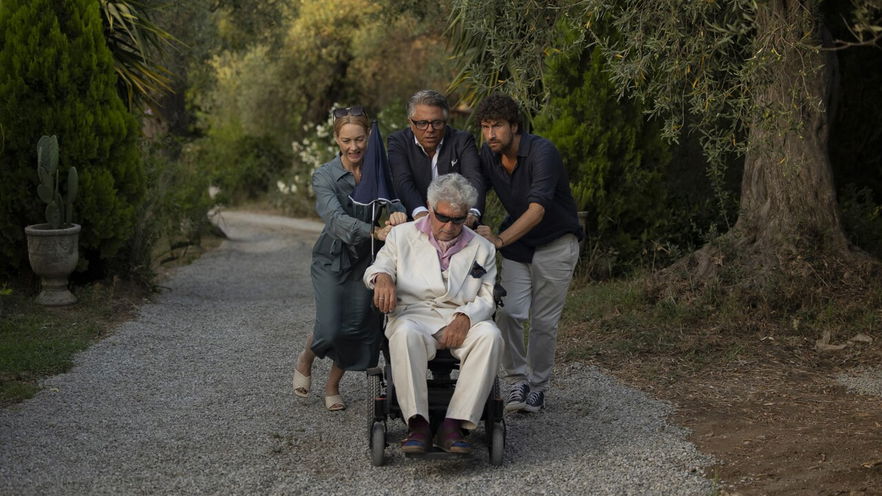 Succede anche nelle migliori famiglie: Alessandro Siani e il cast ci raccontano il film