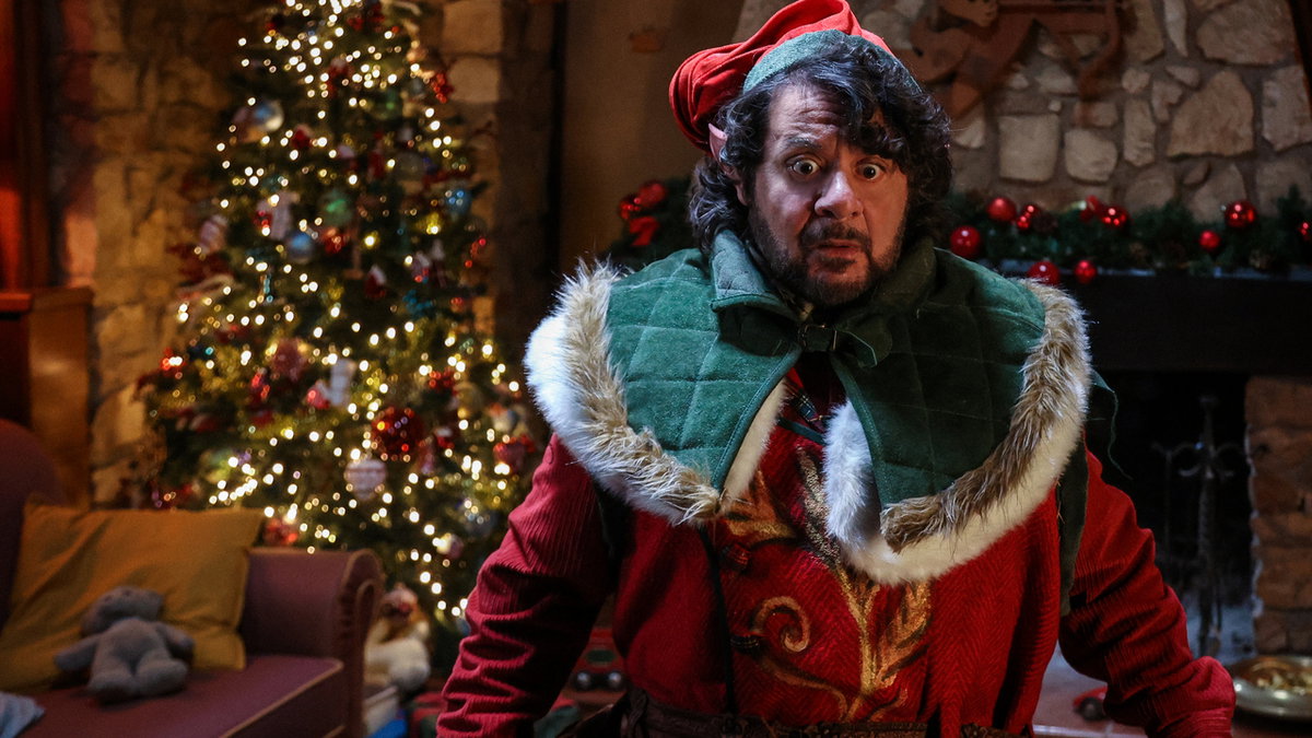 Immagine di Elf Me, recensione: Lillo e Prime Video impacchettano un film natalizio squisitamente italiano